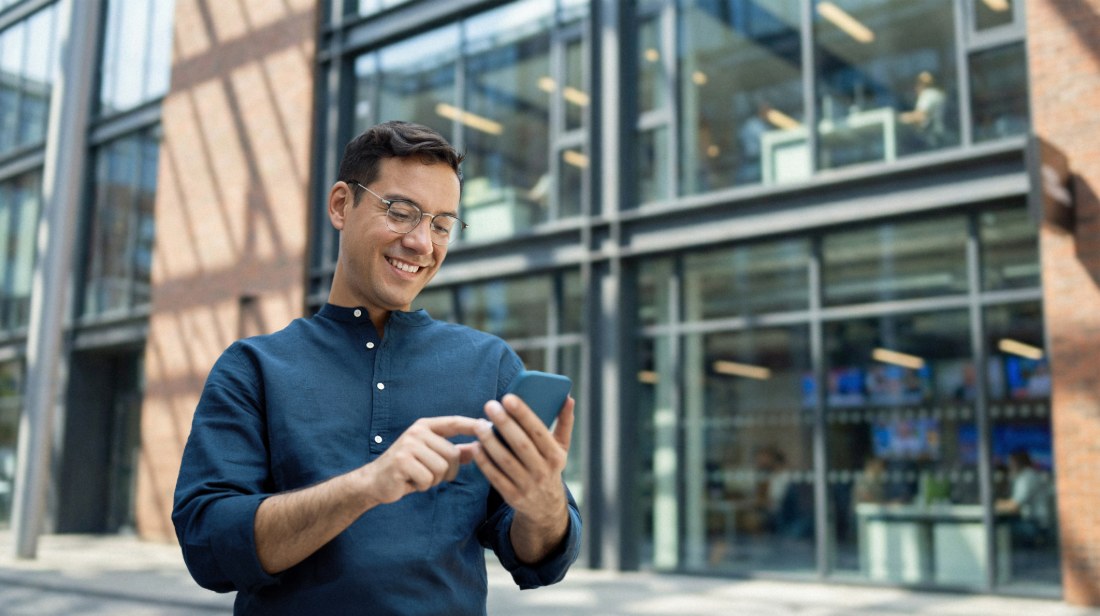 Consommateur utilisant son smartphone en ville